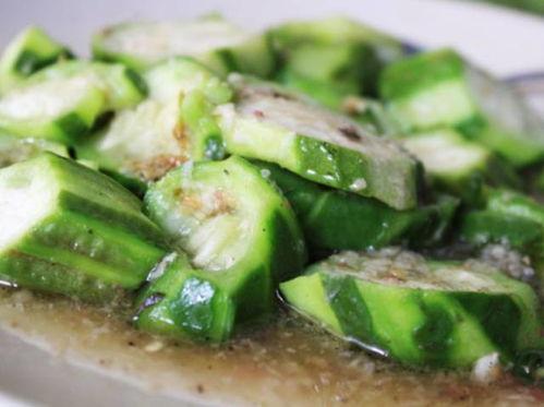 广州雨天吃瓜事件,市民雨中共享瓜果，共度欢乐时光